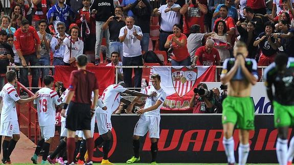 Krychowiak (d) celebra su gol con sus compañeros. 