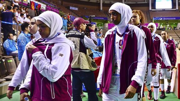 Las jugadoras de Catar se retiran del partido contra Mongolia. 