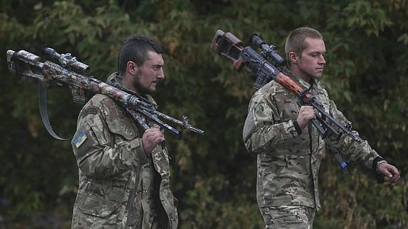 Tropas ucranianas en un descanso en la carretera a su paso por la ciudad de Artyomovsk, cerca de Donetsk. 