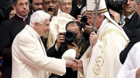 Benedicto XVI y el papa Francisco.