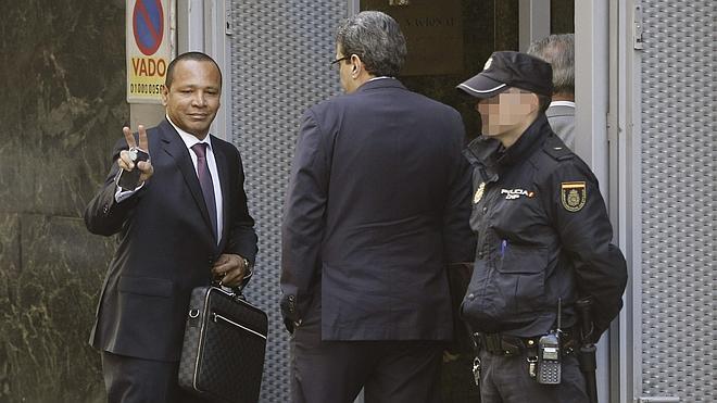 El padre de Neymar, a la entrada de la Audiencia Nacional.