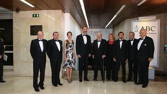 Sus Majestades los Reyes, anoche en la Casa de ABC, junto a -de izquierda a derecha- José Manuel Blecua, Francisco Vázquez, Bartolomé Mitre, Catalina Luca de Tena, Olmo Calvo, Rodrigo Echenique y Santiago de Ybarra