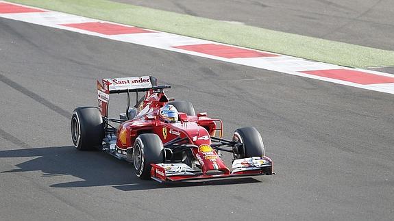 Alonso pilota en Rusia. 