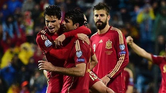 Diego Costa celebra con sus compañeros el gol marcado ante Luxemburgo  