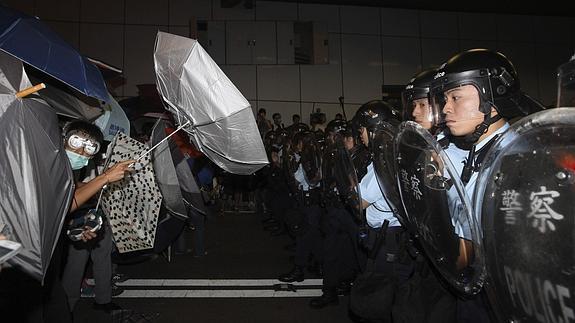 Manifestantes y antidisturbios.