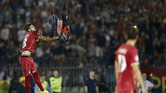 Stefan Mitrovic arranca la bandera. 