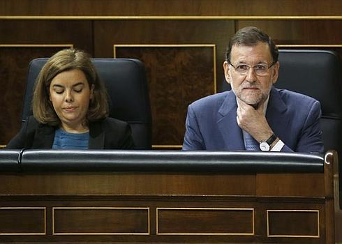 El presidente del Gobierno, Mariano Rajoy (d) y la vicepresidenta, Soraya Sáenz de Santamaría (i), hoy en el Congreso.