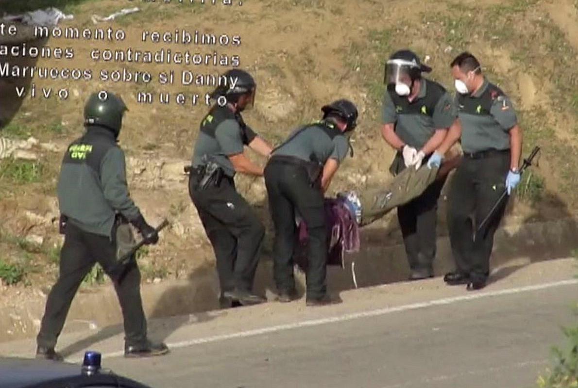 Momento en el que Dany es sujetado por varios agentes. 