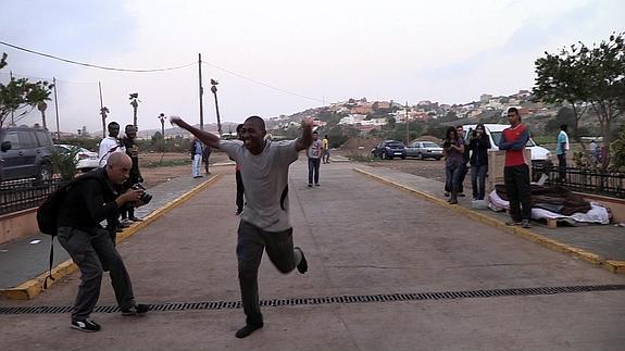 Uno de los inmigrantes que ha logrado entrar a Melilla. 