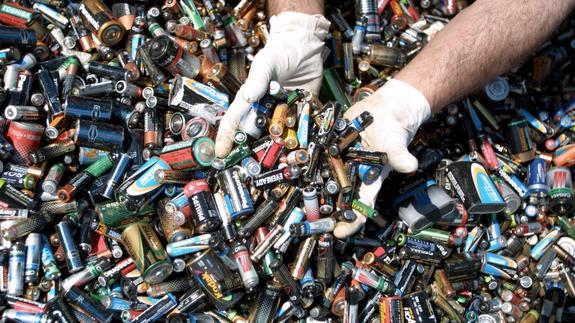 Pilas en una empresa dedicada a su reciclaje.