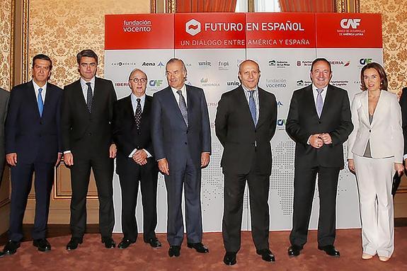 De izquierda a derecha, el presidente de la Fundación Vocento, Enrique de Ybarra; el consejero delegado de Vocento, Luis Enríquez; el director general de CAF Europa, Guillermo Fernández de Soto; el presidente de Vocento, Rodrigo Echenique; el ministro de Cultura, José Ignacio Wert; el presidente de La Rioja, Pedro Sanz, y la alcaldesa de Logroño, Concepción Gamarra 