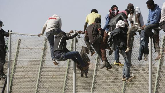 Grupo de subsaharianos que intentó entrar ayer en Melilla. 