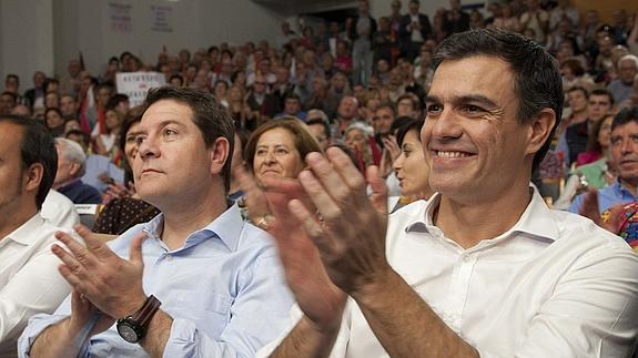 Pedro Sánchez, junto a Emiliano García-Page. 