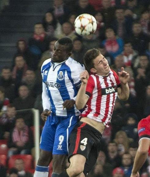 Laporte pelea un balón 
