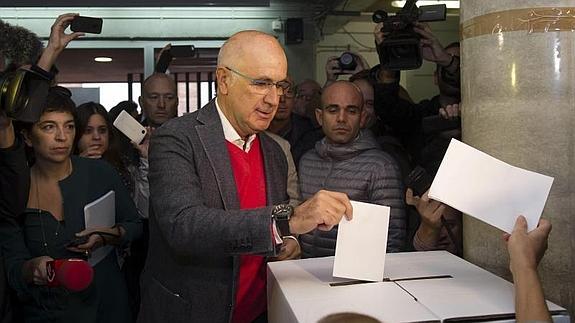 Josep Antoni Duran Lleida deposita su voto.