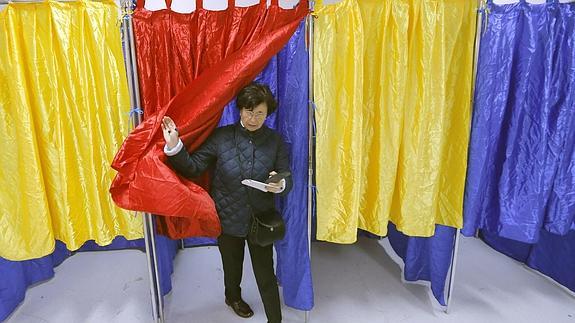 Una mujer vota en Bucarest. 