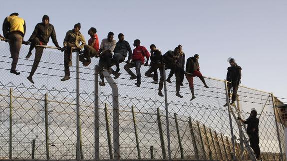 Inmigrantes en la valla de Melilla.