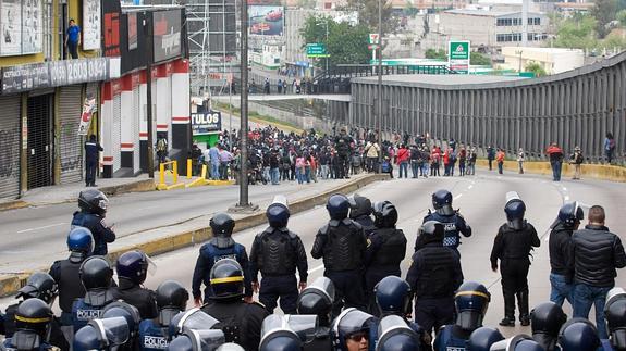 Manifestantes bloquean una avenida 