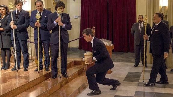 Cayetano, con las cenizas de la duquesa en la Capilla de los Gitanos.