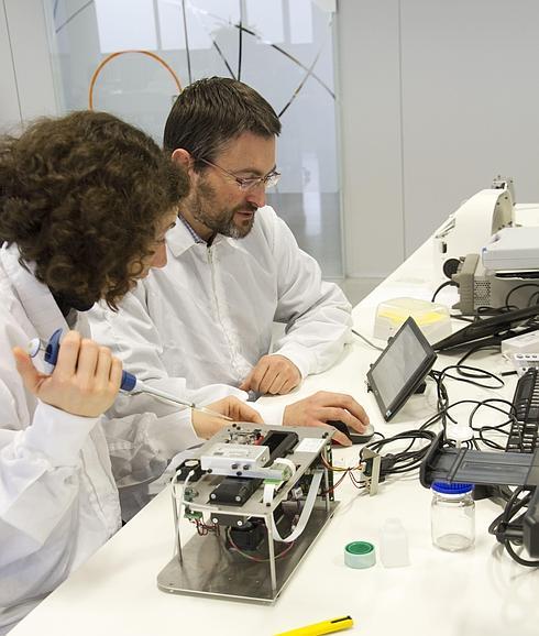 Investigadores, en un centro de nanotecnología.