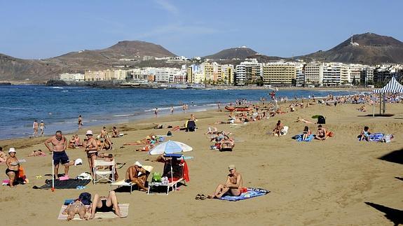 Numerosos turistas en una playa de Las Palmas de Gran Canaria.