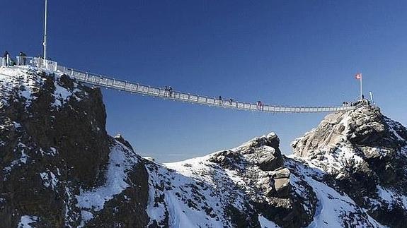 El puente, construido a 3.000 metros de altura.