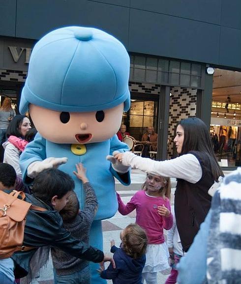 Los niños rodean a Pocoyó en la estación.