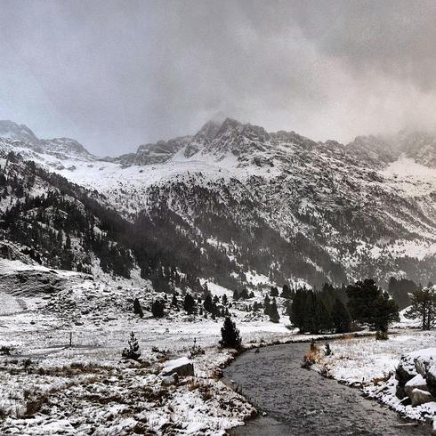 Fotografía facilitada por la Estación Llanos del Hospital que muestra la nieve caída hoy en dicha estación del Pirineo oscense.