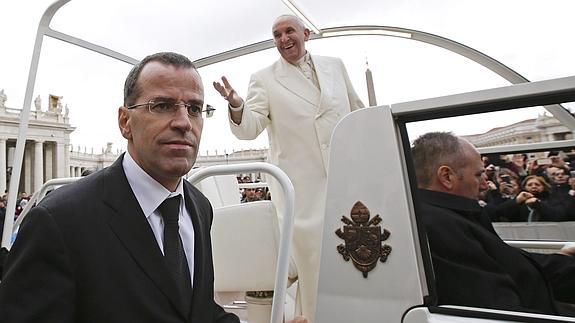 El coronel Daniel Rudolf Anrig escoltando al Papa Francisco.