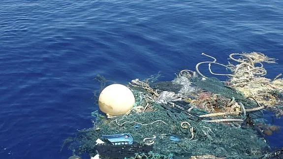 Cerca de 269.000 toneladas de plásticos flotan en los océanos