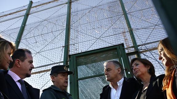 Esteban González Pons, durante su visita al vallado fronterizo. 