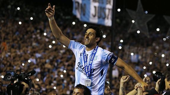 Diego Milito celebra el triunfo de Racing. 