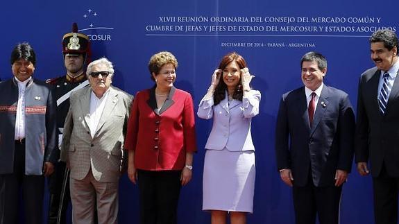 De izq a der, los presidentes de Bolivia, Evo Morales; de Uruguay, Jose Mujica; de Brasil, Dilma Roussef; de Argentina, Cristina Fernández; de Paraguay, Horacio Cartes; y de Venezuela, Nicolás Maduro. 