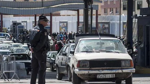 Un agente de policía vigila la frontera entre Melilla y Marruecos. 