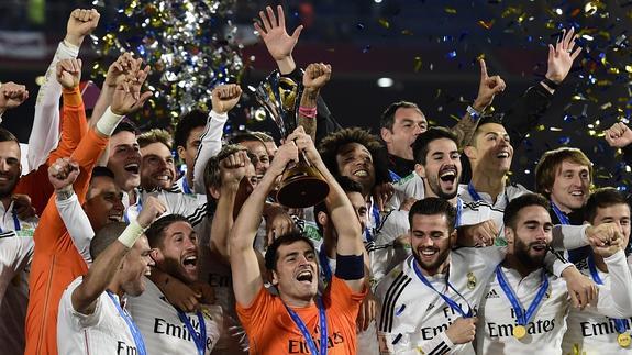 Casillas, junto a Ramos, levanta la Copa tras la final. 