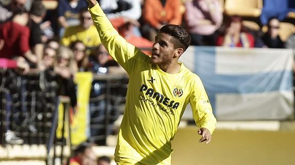 Jonathan Dos Santos celebra un tanto.