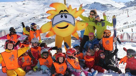 La mascota Suly, disfrutando de la nieve, este fin de semana