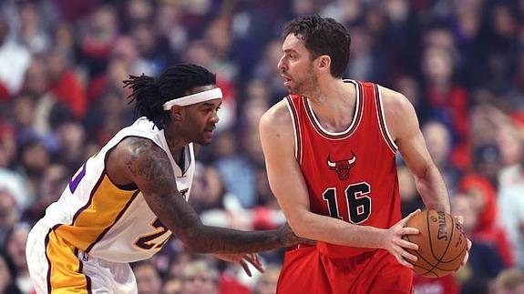 Pau Gasol intenta zafarse de Ed Davis. 