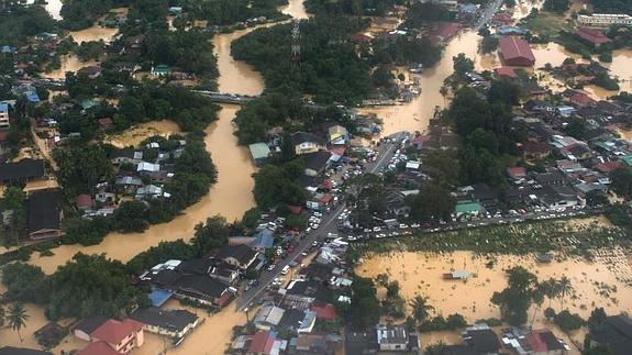 Al menos 8 muertos y 132.000 evacuados por las inundaciones en Malasia