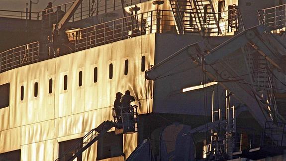 Un bombero trabaja en el exterior del 'Norman Atlantic'. 