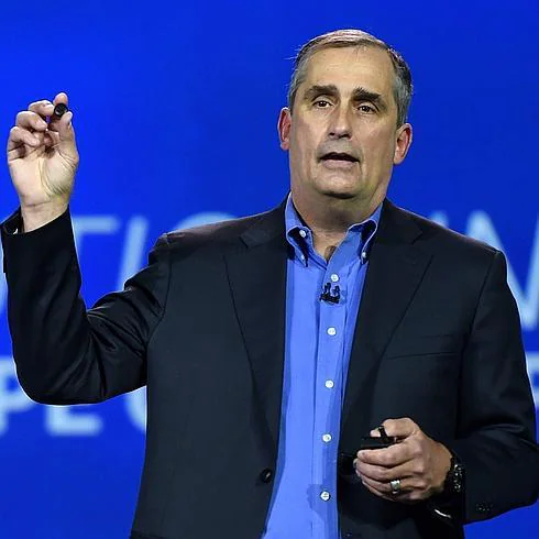 Brian Krzanich, CEO de Intel, muetra Curie.