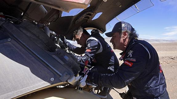 Carlos Sainz y su copiloto, al quedarse tirados el miércoles.