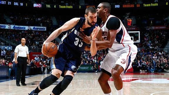 Marc Gasol intenta superar a Al Horford. 