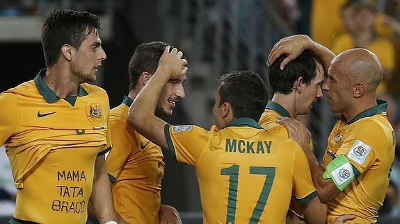 Australia celebra uno de sus goles ante Omán. 