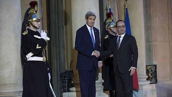 François Hollande recibe a John Kerry. 