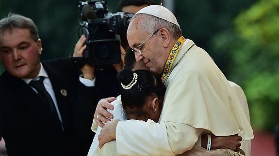 El Papa abraza a Glyzelle Palomar. 