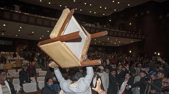 Un diputado nepalí lanza una silla em el Parlamento. 