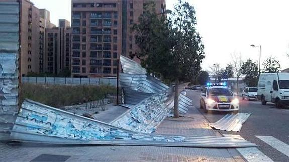 Las rachas de viento de hasta 100 km/h derriban vallas, árboles, paneles y causan diversos destrozos en Valencia. 