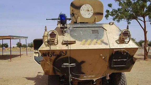 Un tanque utilizado por Boko Haram es incautado por el Ejército nigeriano en Maiduguri. 