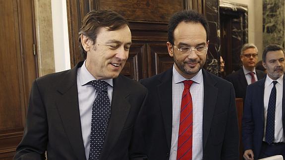 Los portavoces parlamentarios del PP, Rafael Hernando, y del PSOE, Antonio Hernando. 